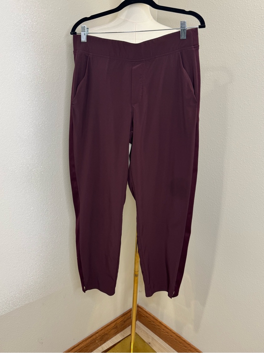 Athleta Brooklyn Ankle Pants Size 10 Burgundy Plum Travel Stretch Pockets
